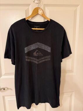 Quiksilver Short Sleeve T-Shirt Men's Large Black Silver Gray Logos EUC